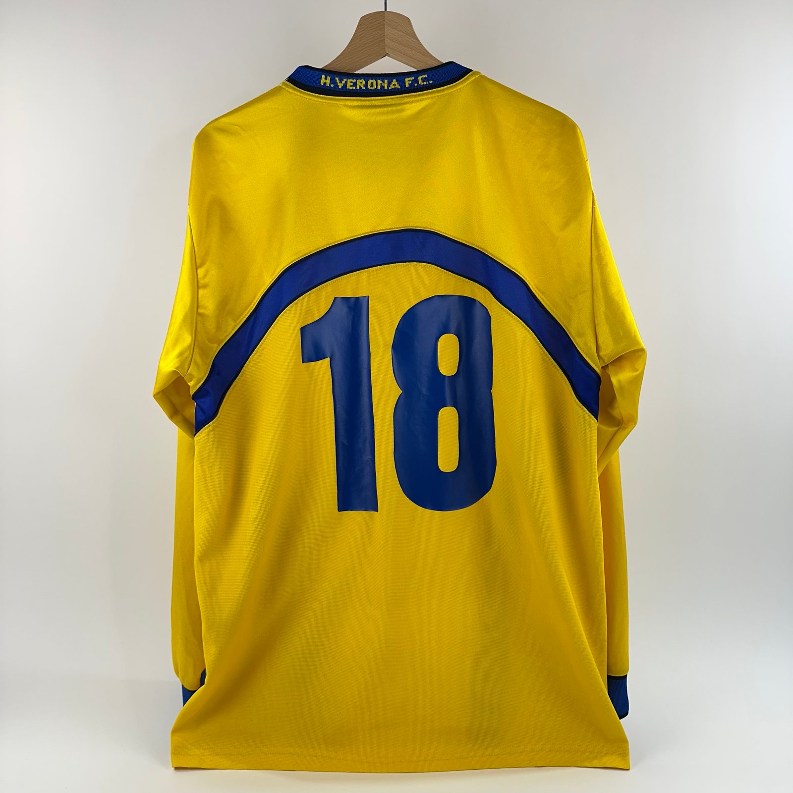 #18 Hellas Verona 2002-03 Away (L)