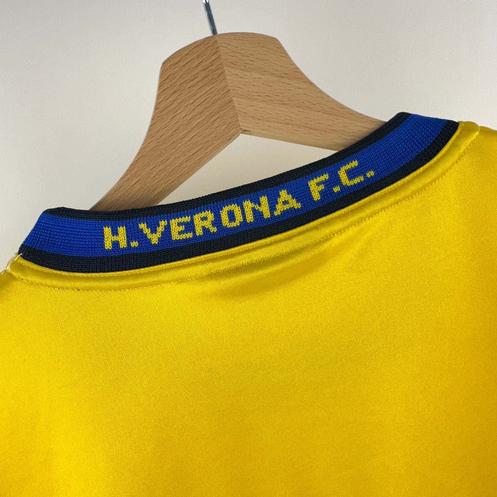 #18 Hellas Verona 2002-03 Away (L)