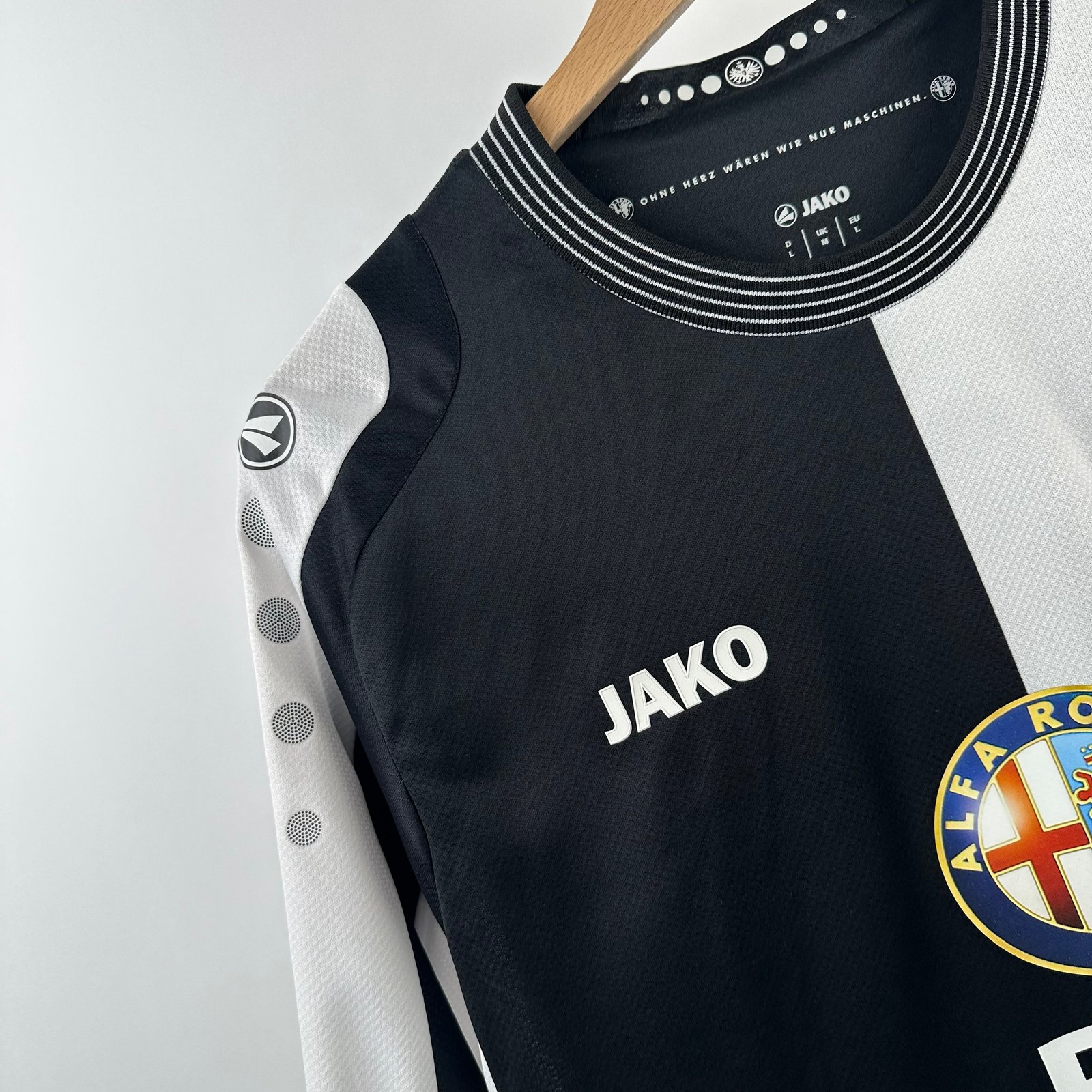 Eintracht Frankfurt 2013-14 Away (L)